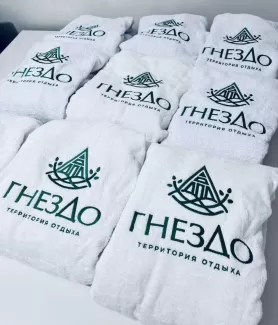 Вышивка логотипа с текстом на полотенцах для отеля